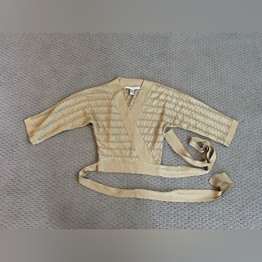 Diane Von Furstenberg Gold Crop Wrap Cardigan Metallic
3/4 Sleeve
Size Small